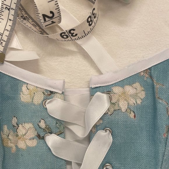 Fashionable Corsets - Picture 2 of 11